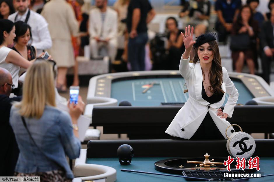 巴黎时装周玩坏T台秀 名模穿梭赌桌之间