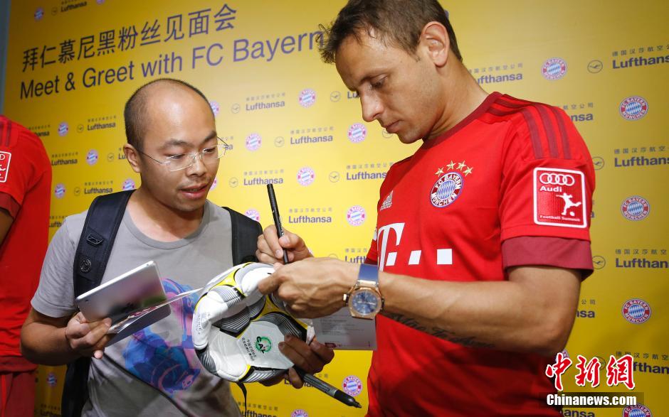 上海球迷与拜仁球星亲密接触(2)
