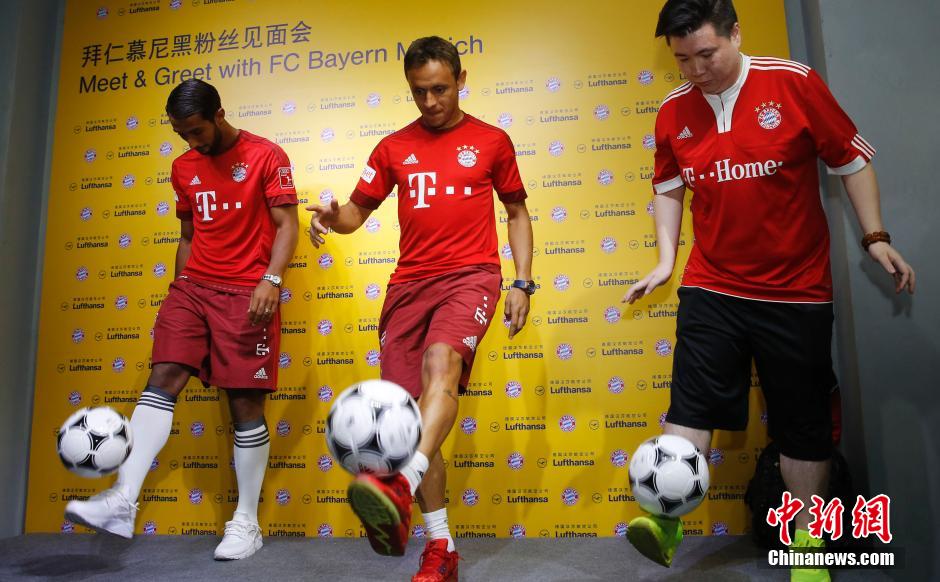 上海球迷与拜仁球星亲密接触(3)