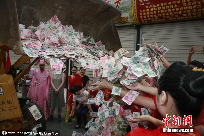 杭州一景区开启打赏旅游 演出结束用铲车铲钱