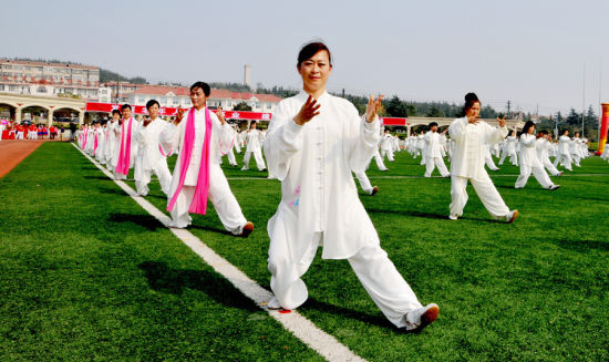 山东邹城:中老年健身展演敬重阳(4)