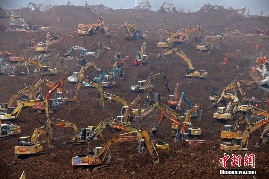 深圳山体滑坡现场挖掘机密集 持续作业