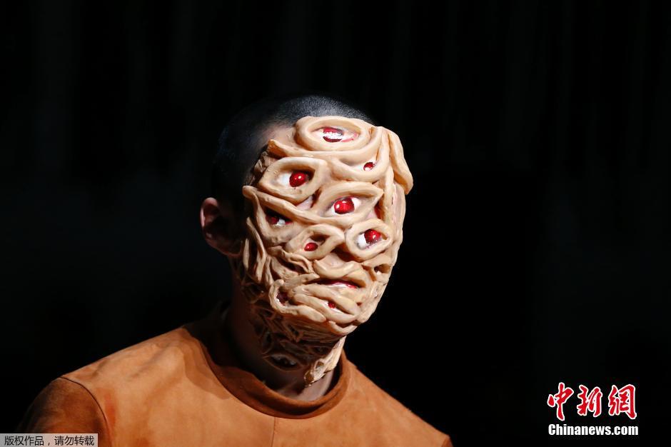 恐怖片即视感来袭 东京时装周模特妆容惊悚(