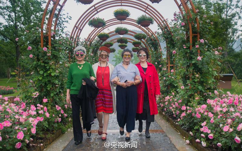 八旬"花样奶奶"红唇墨镜拍春游照 堪比明星 (9)