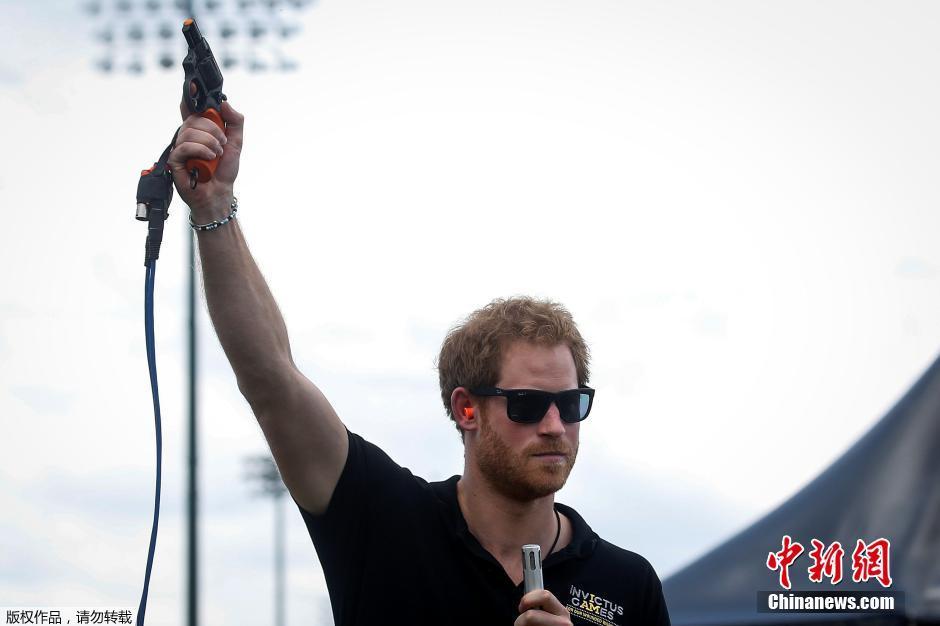 哈里王子亲力亲为 担任残疾军人运动会发令员