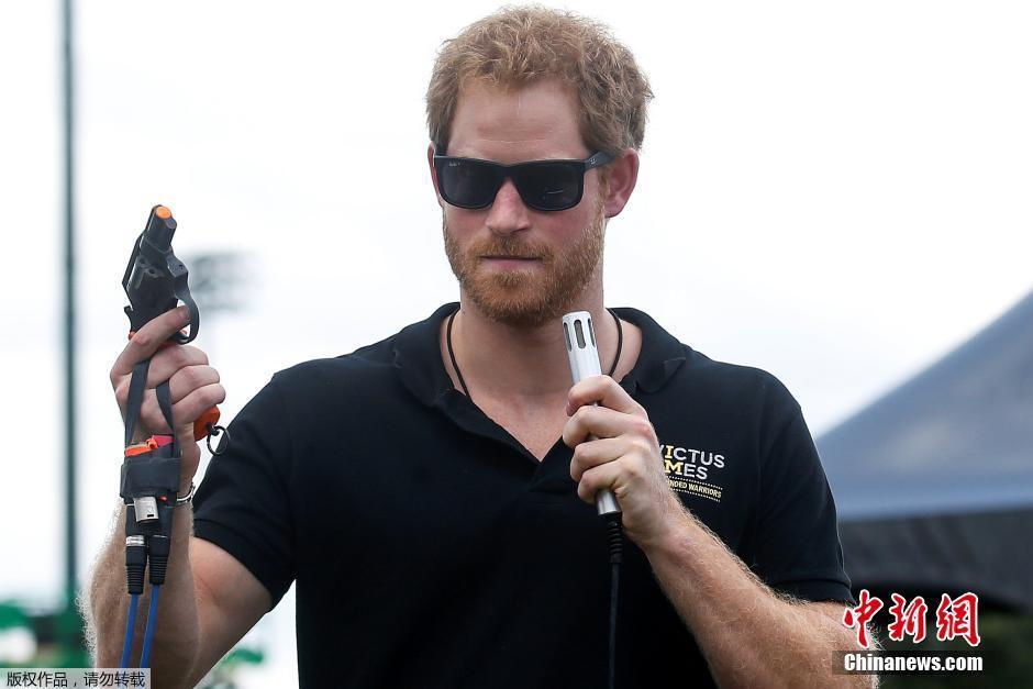 哈里王子亲力亲为 担任残疾军人运动会发令员