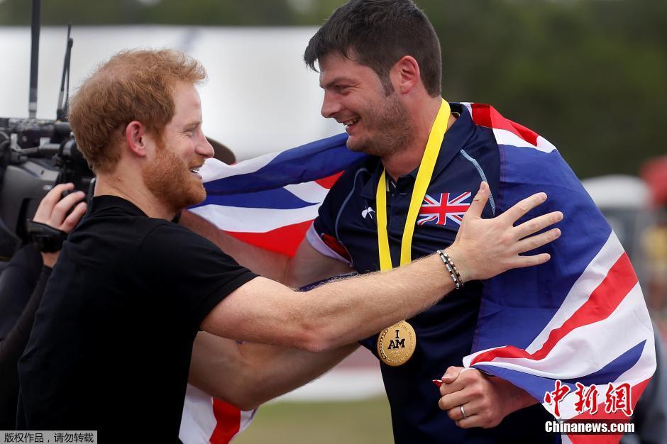 哈里王子亲力亲为 担任残疾军人运动会发令员