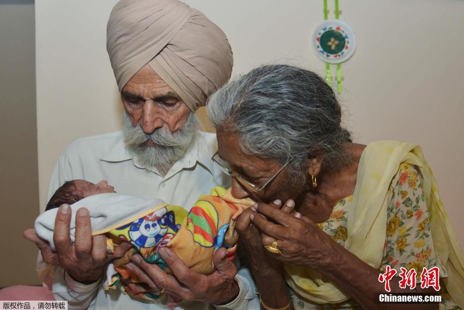 印度七旬老妇人工受孕产子首次当妈 丈夫年龄