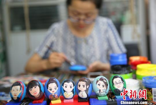 湖南大学生用鹅卵石创作个性肖像