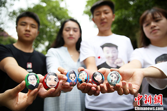 湖南大学生用鹅卵石创作个性肖像(2)