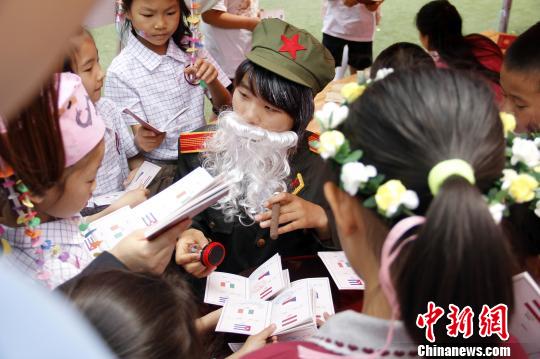 郑州小学生儿童节持护照在校园玩转全世界(