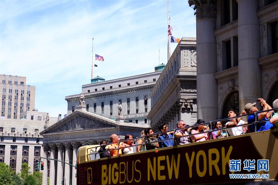 纽约降半旗哀悼奥兰多枪击遇难者(2)