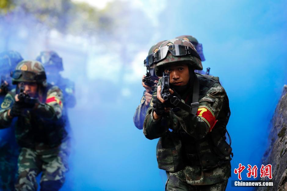 张歆艺拍搞笑视频秀恩爱 袁弘无奈变小鹿斑比