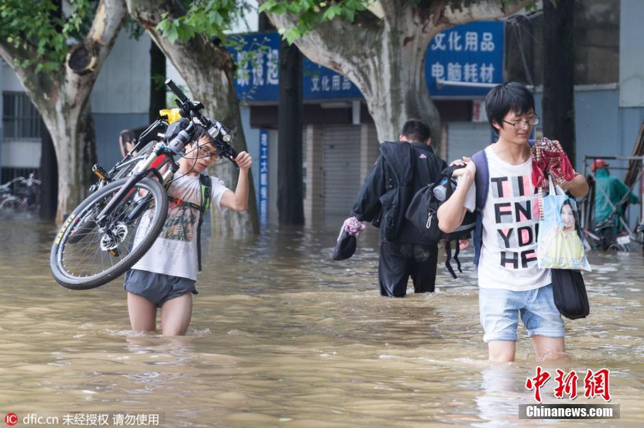 强降雨致校园积水严重 大学生划船进出(3)
