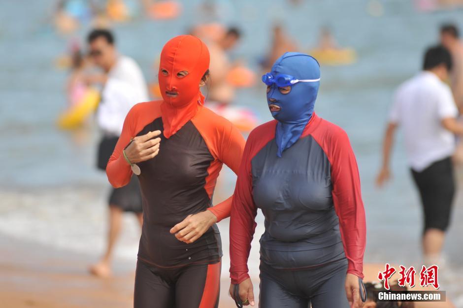 山东青岛海水浴场变为脸基尼大妈时装秀场