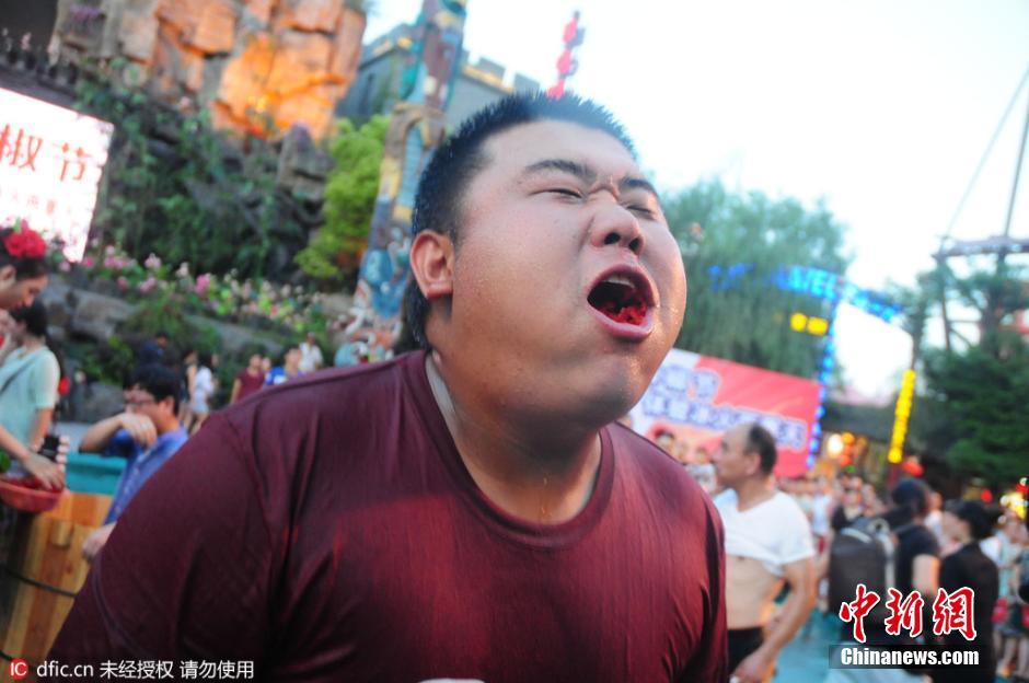 杭州市民坐冰桶啃辣椒 体验“冰火两重天”(3)