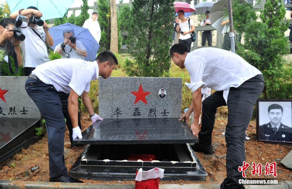 四川万人雨中送别维和烈士李磊(3)