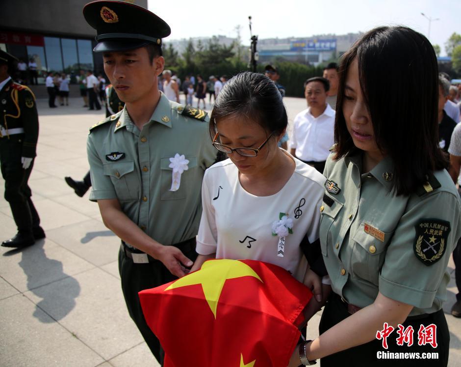 维和烈士杨树朋魂归故里 数万乡亲挥泪别英雄(2)