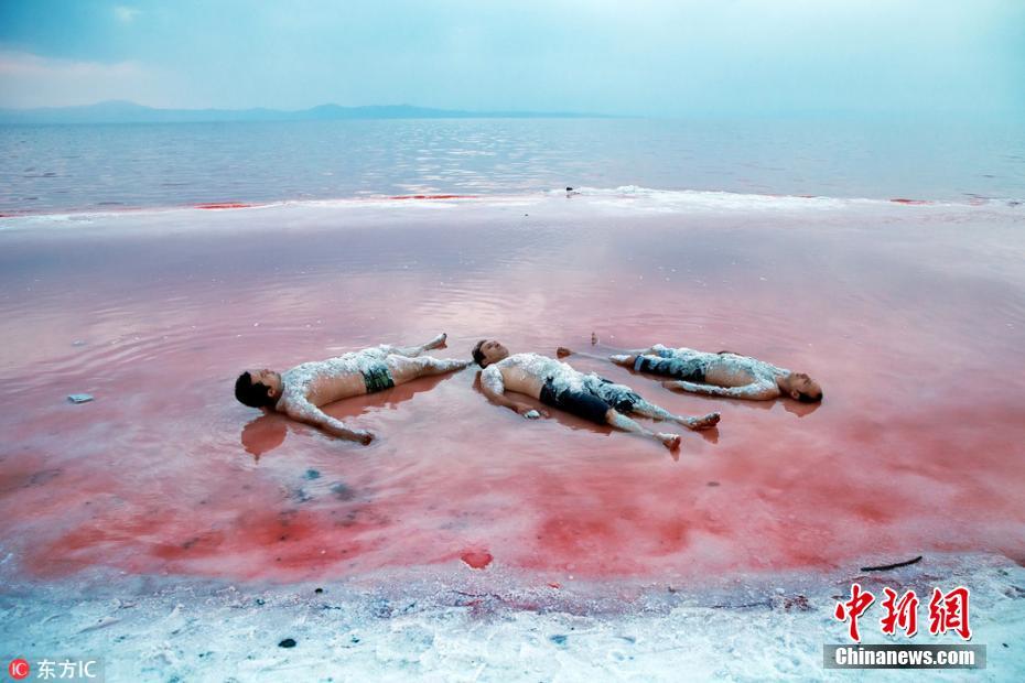 伊朗乌尔米湖因干旱湖水变血红色 美得令人窒