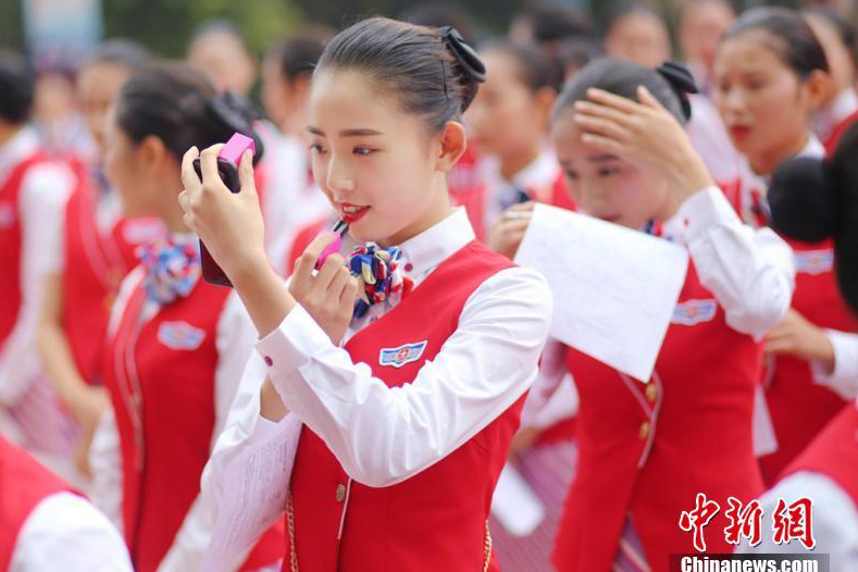 千名高颜值邮件竞聘初中人造美女一律被拒男女空乘作文英语图片
