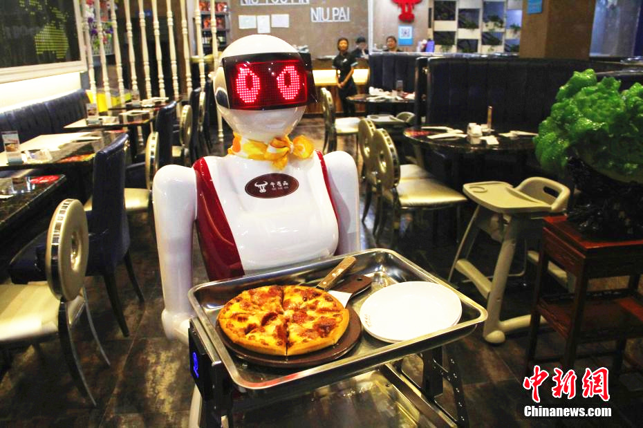 造价10万女性机器人服务员上岗 能送餐会说话