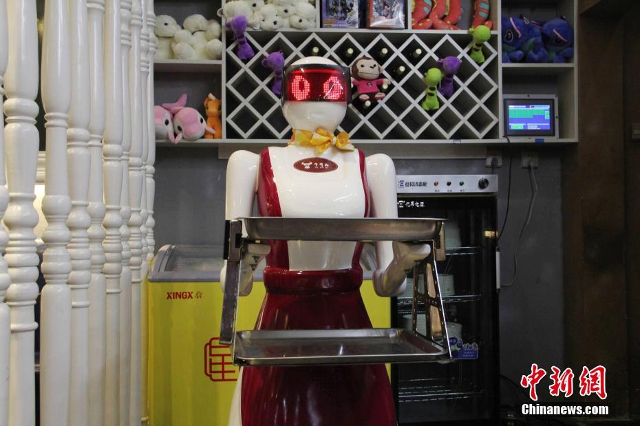 造价10万女性机器人服务员上岗 能送餐会说话