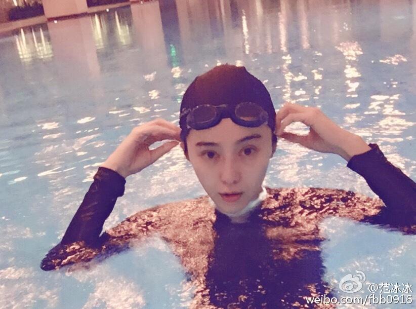 范爷减肥大计隆重开启 游泳玩自拍顺便秀戒指