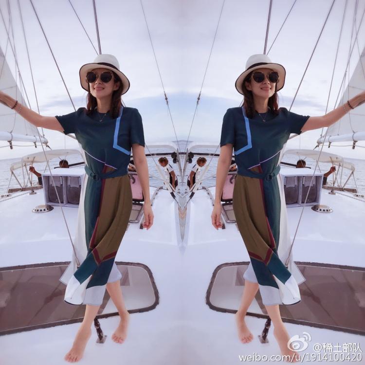 汪峰章子怡带娃海边游玩 一家三口沙滩上留脚