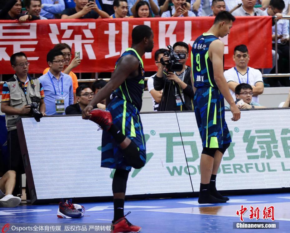 易建联赛中脱鞋 换新鞋上场被拒后离场(2)