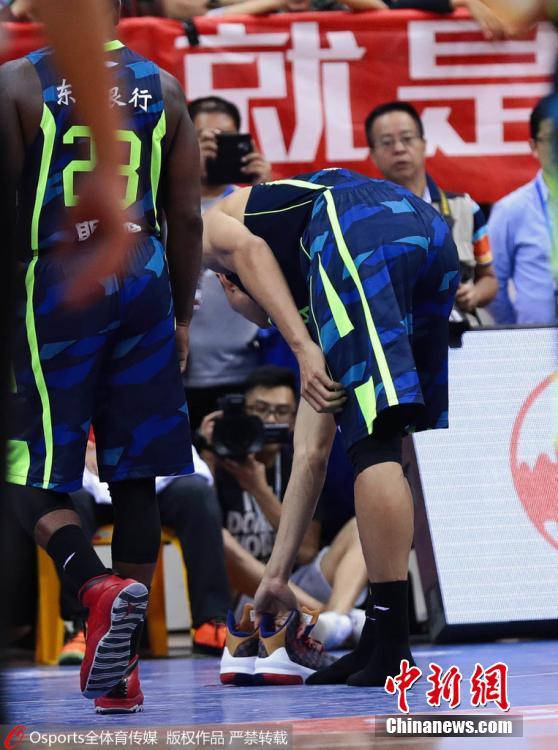 易建联赛中脱鞋 换新鞋上场被拒后离场(3)