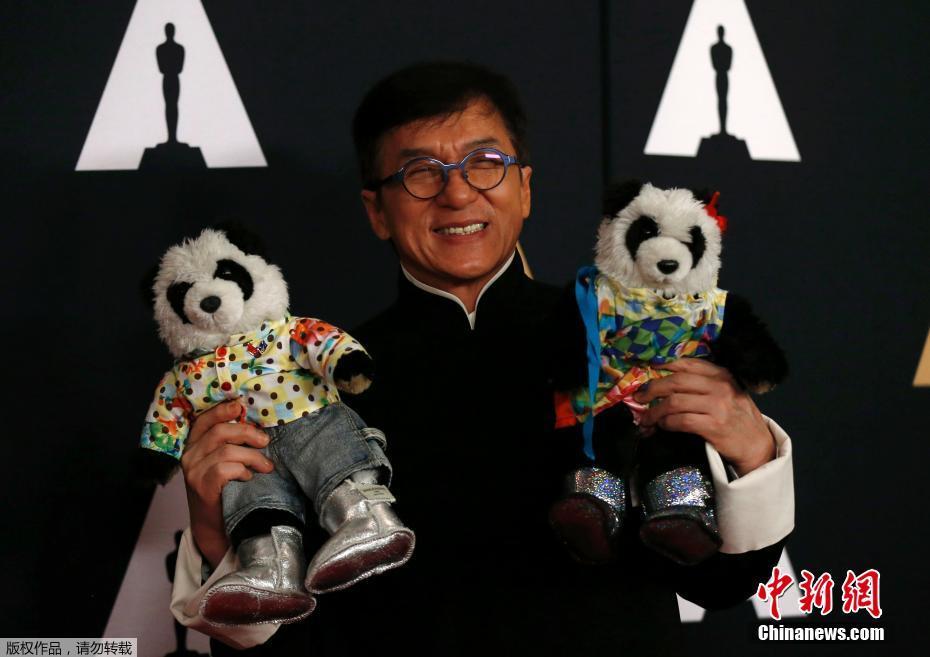 奥斯卡荣誉主席奖举行 成龙穿唐装举熊猫玩偶