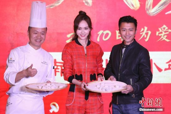 谢霆锋唐嫣亮相南京学做小年特色菜(2)