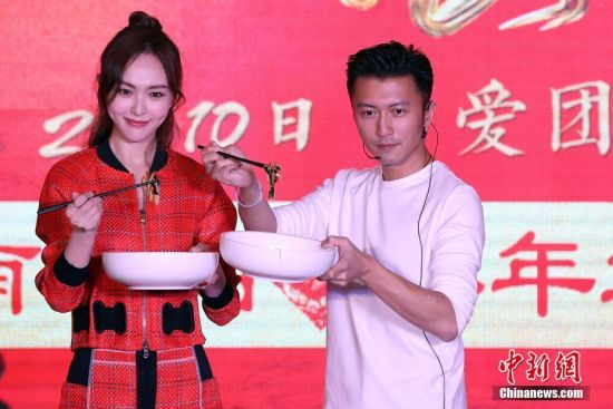 谢霆锋唐嫣亮相南京学做小年特色菜(3)