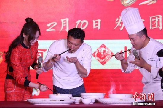 谢霆锋唐嫣亮相南京学做小年特色菜(4)