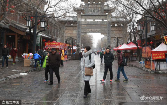 山东潍坊:青州古城景区游人零星 冒雪游玩 (2)