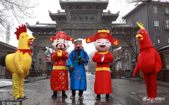 山东潍坊:青州古城景区游人零星 冒雪游玩 (4)