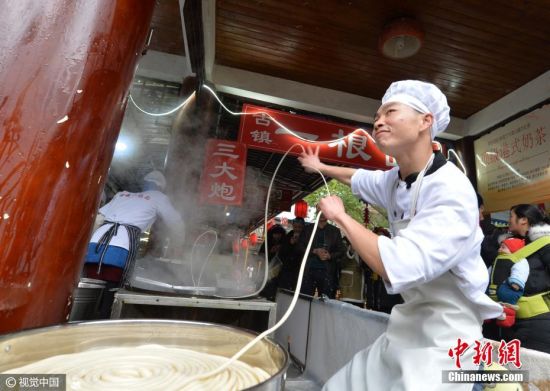 成都妖娆拉面小哥爆红 堪称灵魂舞者