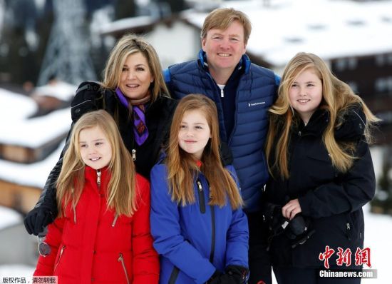 荷兰王室成员滑雪度假 三公主美貌抢镜