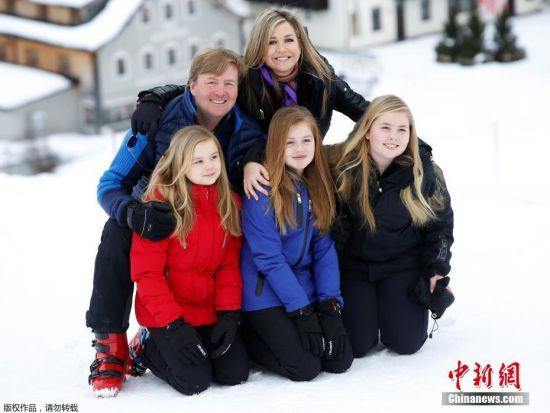 荷兰王室成员滑雪度假 三公主美貌抢镜(5)