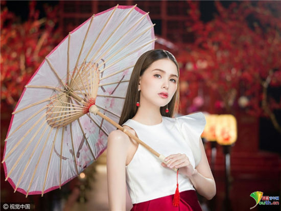 昆凌怀二胎拍写真秀美腿 中国风古典美红唇诱