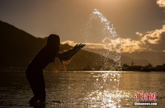 拉萨迎来传统"沐浴节" 藏族民众河边戏水