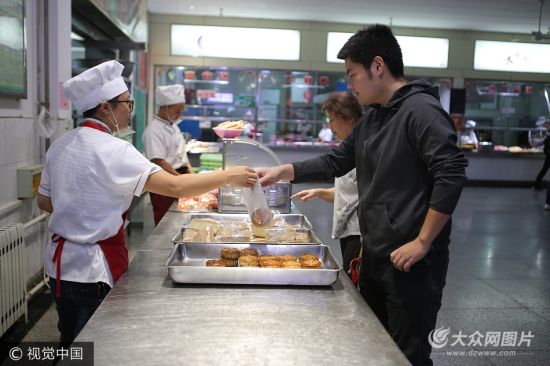 山东理工大学食堂推"校徽月饼" 获师生好评(3)