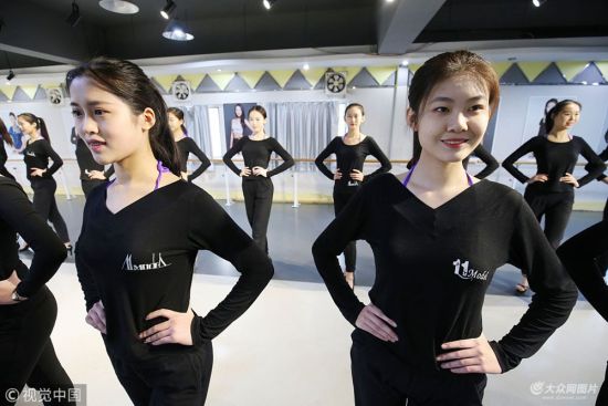 潍坊艺考生备考忙 泳装,制服齐上阵(2)