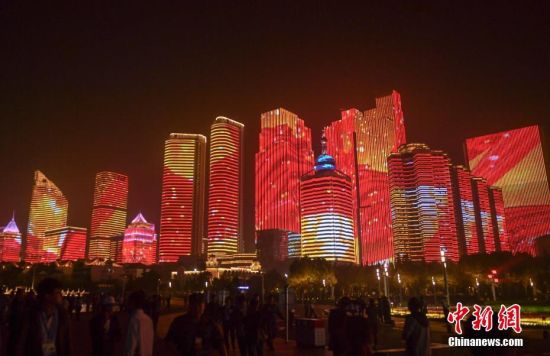 上合青岛峰会举行灯光焰火表演欢迎各国嘉宾