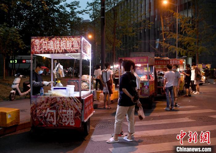 成都天府三街路边摊组成的"小夜市". 安源 摄