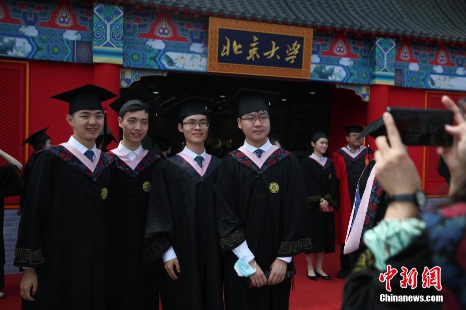 3、北大毕业证照片：关于新华社统一发给大学生毕业证照片的问题！匆忙！ ！ 