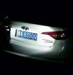 山东建筑大学操场飙车党玩漂移 可怜被撞女生