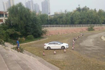 山东建筑大学操场飙车党玩漂移 可怜被撞女生