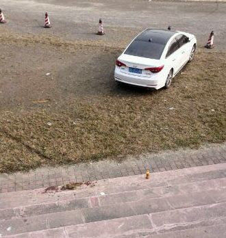 山东建筑大学操场飙车党玩漂移 可怜被撞女生