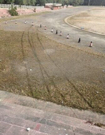 山东建筑大学操场飙车党玩漂移 可怜被撞女生